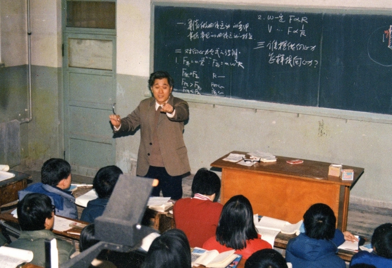 1988年12月李传成老师在上物理探讨课.jpg