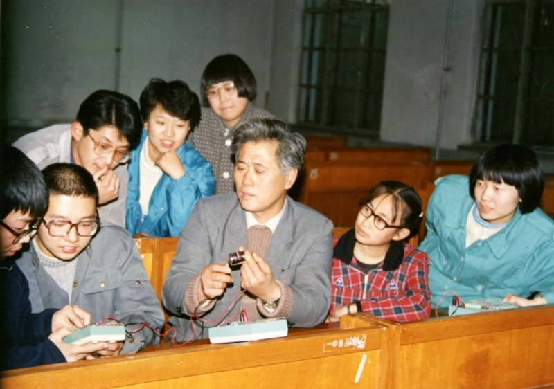 1990年特级教师李传成老师在指导学生作物理实验.jpg