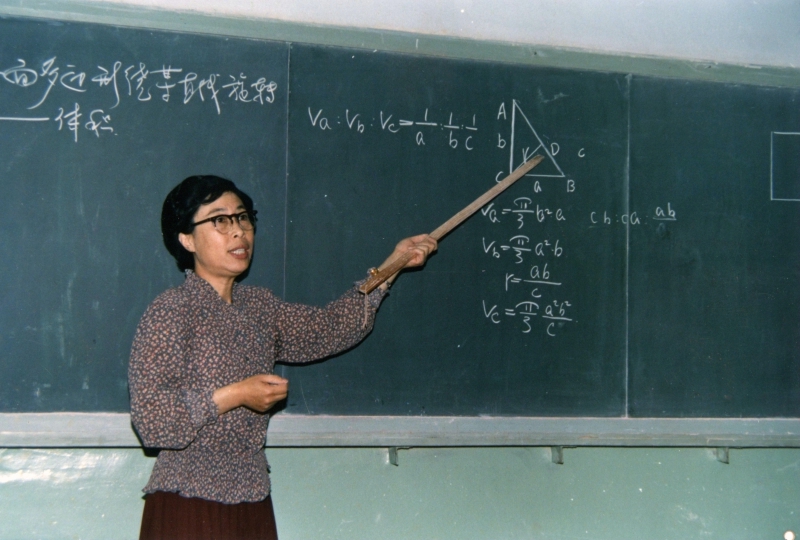 89届省公开课、1993年9月数学组孙蕾老师在上数学示范课.jpg